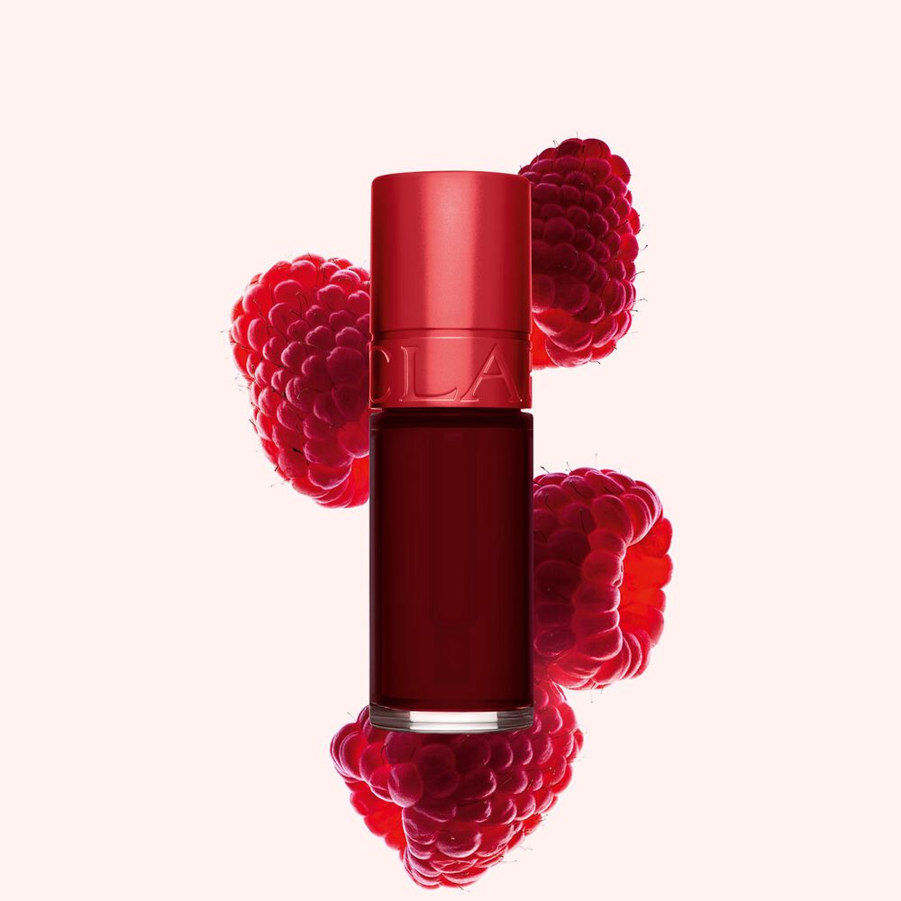 Plan produit de Water Lip Stain Rouge Foncé de Clarins en teinte 9, à côté de framboises sur fond rose clair.