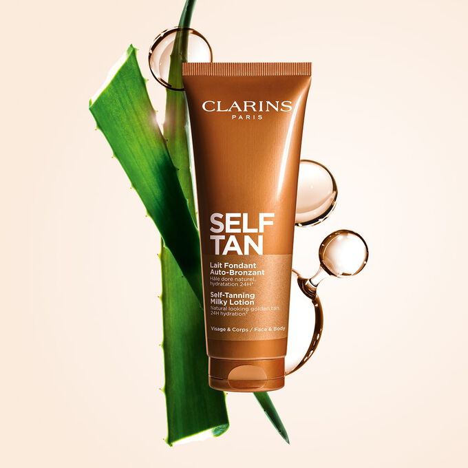Plan produit du Lait Fondant Auto-bronzant de Clarins avec aloe vera, DHA et mol&eacute;cules d&rsquo;&eacute;rythrulose illustrant ses deux ingr&eacute;dients cl&eacute;s pour le bronzage.