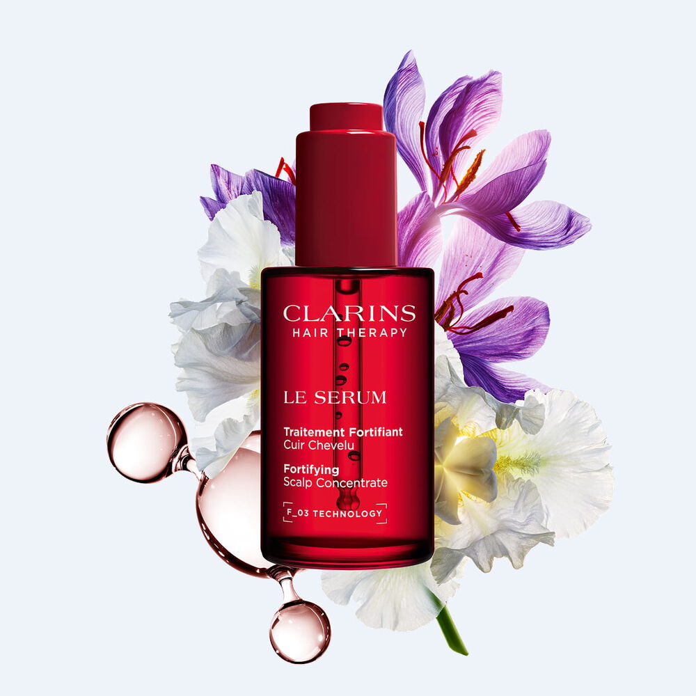 S&eacute;rum cuir chevelu Clarins pour la long&eacute;vit&eacute; et la densit&eacute; des cheveux, enrichi en extraits de safran et de plantes bio pour un cuir chevelu en bonne sant&eacute;.