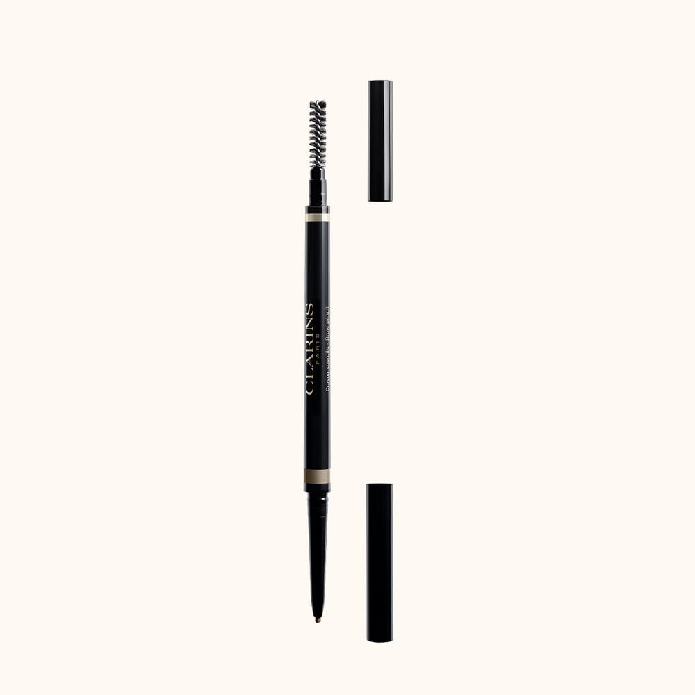 Plan produit du crayon &agrave; sourcils 2-en-1 Clarins en Blond avec sa brosse int&eacute;gr&eacute;e et d&rsquo;une pointe r&eacute;tractable ultra-fine pour des sourcils naturels.