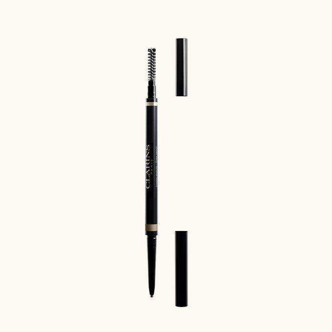 Plan produit du crayon &agrave; sourcils 2-en-1 Clarins en Blond avec sa brosse int&eacute;gr&eacute;e et d&rsquo;une pointe r&eacute;tractable ultra-fine pour des sourcils naturels.