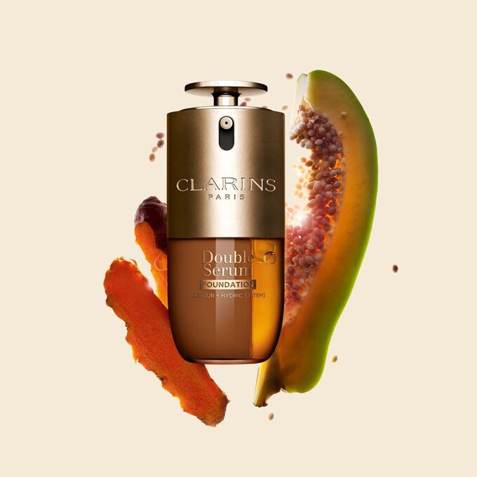 Plan produit du Fond de teint Double Serum de Clarins disponible pour toutes les carnations, au curcuma et &agrave; la papa&iuml;ne comme ingr&eacute;dients cl&eacute;s 