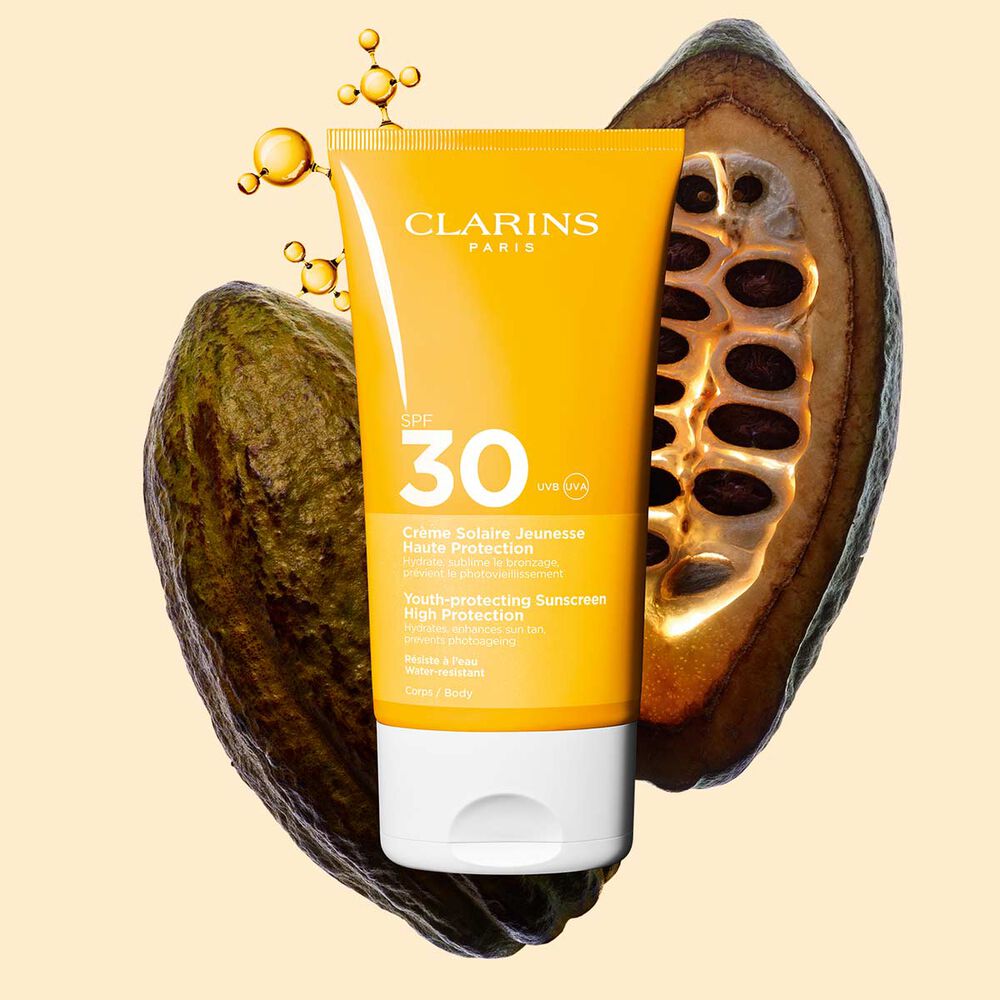 Photo de la Crème solaire anti-âge haute protection SPF 30 Clarins pour le corps, parmi des molécules de collagène et des fèves de cacao.