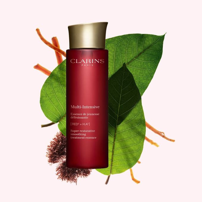 Essence de jeunesse d&eacute;froissante Multi-Intensive Clarins &agrave; l&rsquo;extrait d&rsquo;harungana bio pour redensifier et raffermir la peau du visage en profondeur.