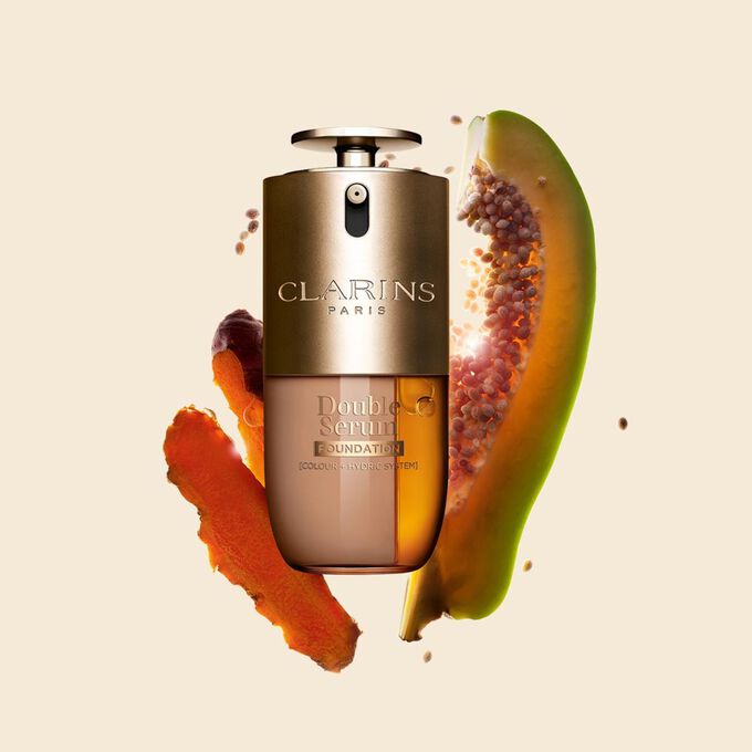 Plan produit du Fond de teint Double Serum de Clarins disponible pour toutes les carnations, au curcuma et &agrave; la papa&iuml;ne comme ingr&eacute;dients cl&eacute;s 