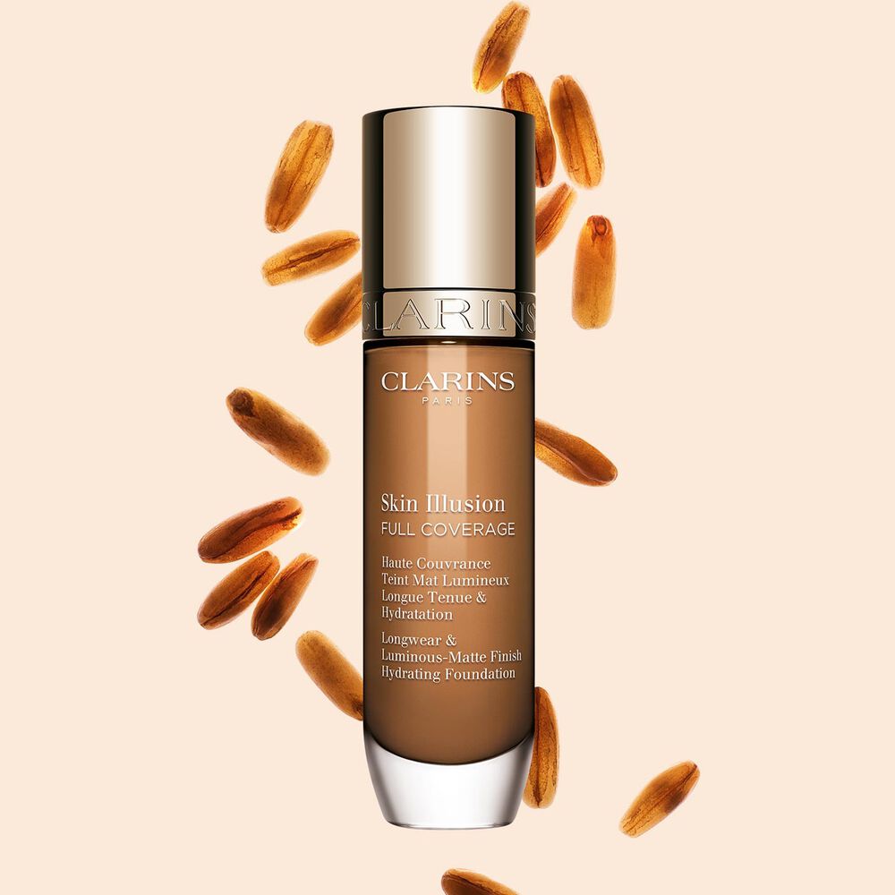 Skin Illusion Couvrance Totale Clarins présente son design épuré et son emballage éclatant, le fond de teint idéal pour un teint parfait et naturel.
