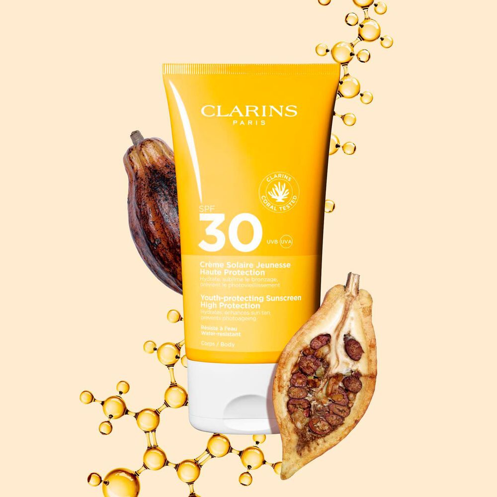 Photo de la Crème solaire anti-âge haute protection SPF 30 Clarins pour le corps, parmi des molécules de collagène et des fèves de cacao.