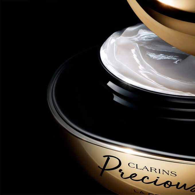 Gros plan sur le plan produit de La Cr&egrave;me, qui met en &eacute;vidence que la peau a l&rsquo;air cinq ans plus jeune en l&rsquo;utilisant.
