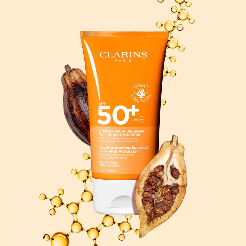 Photo de la Crème solaire anti-âge haute protection SPF 50 Clarins pour le corps, parmi des molécules de collagène et des fèves de cacao.