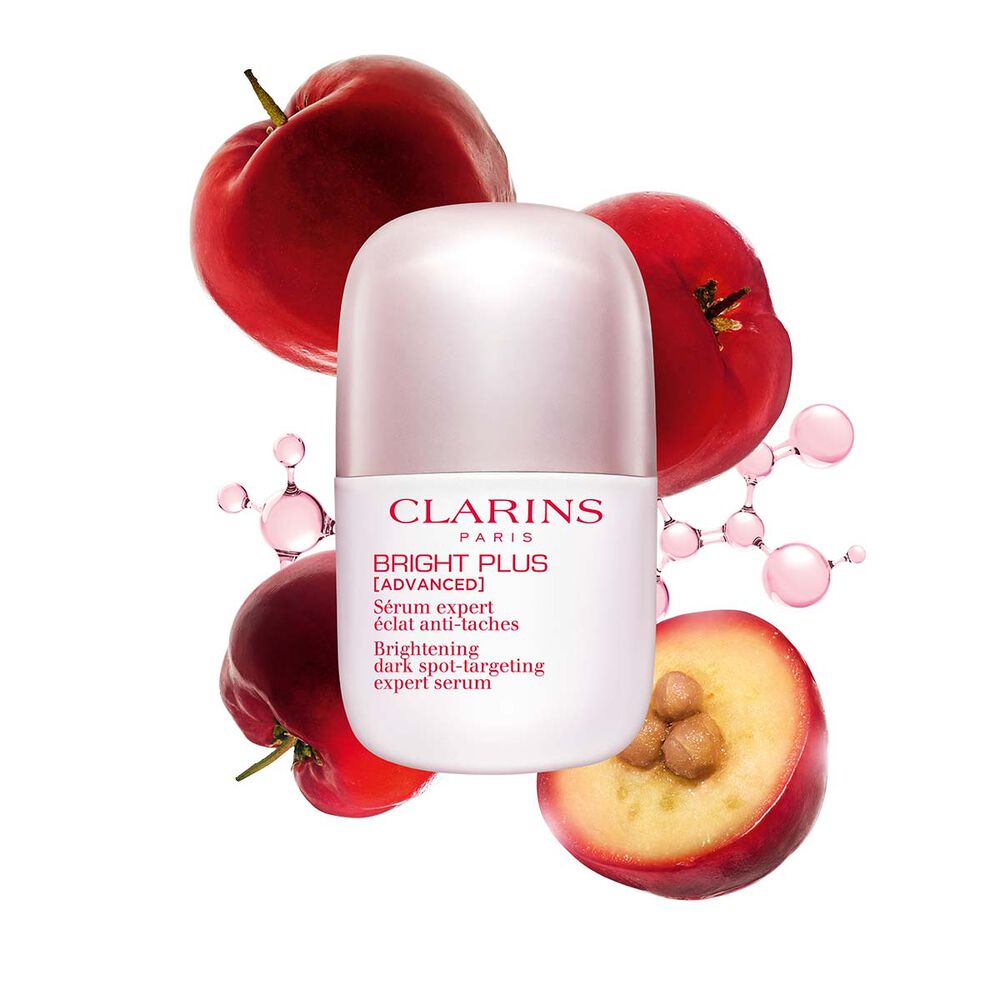 Plan produit du S&eacute;rum de niacinamide anti-imperfections Clarins plac&eacute; &agrave; c&ocirc;t&eacute; des fruits d&rsquo;ac&eacute;rola et d&rsquo;une mol&eacute;cule de niacinamide