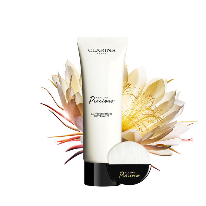 Pr&eacute;sentation de La Mousse Douce Clarins Precious sur fond noir avec une reine de la nuit