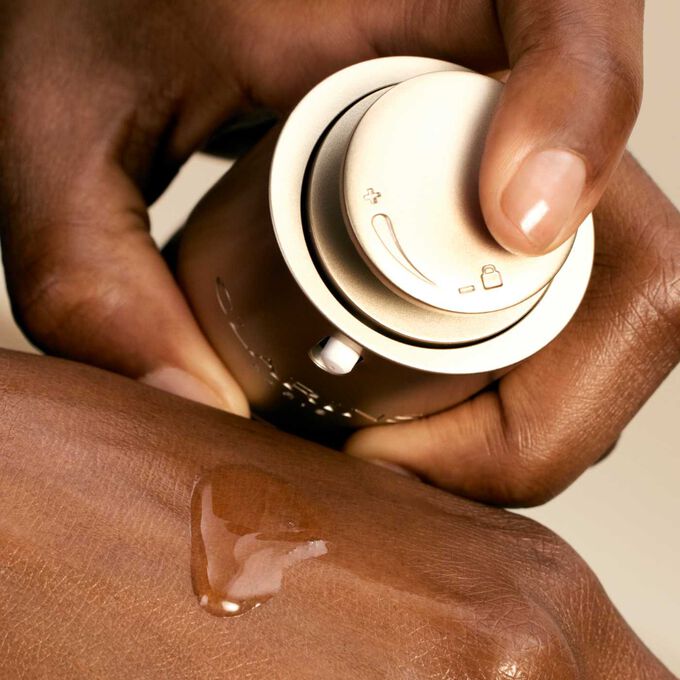 Clarins promeut la durabilité avec 64 % d’ingrédients biologiques, 23 initiatives de commerce équitable et des emballages entièrement recyclables.
