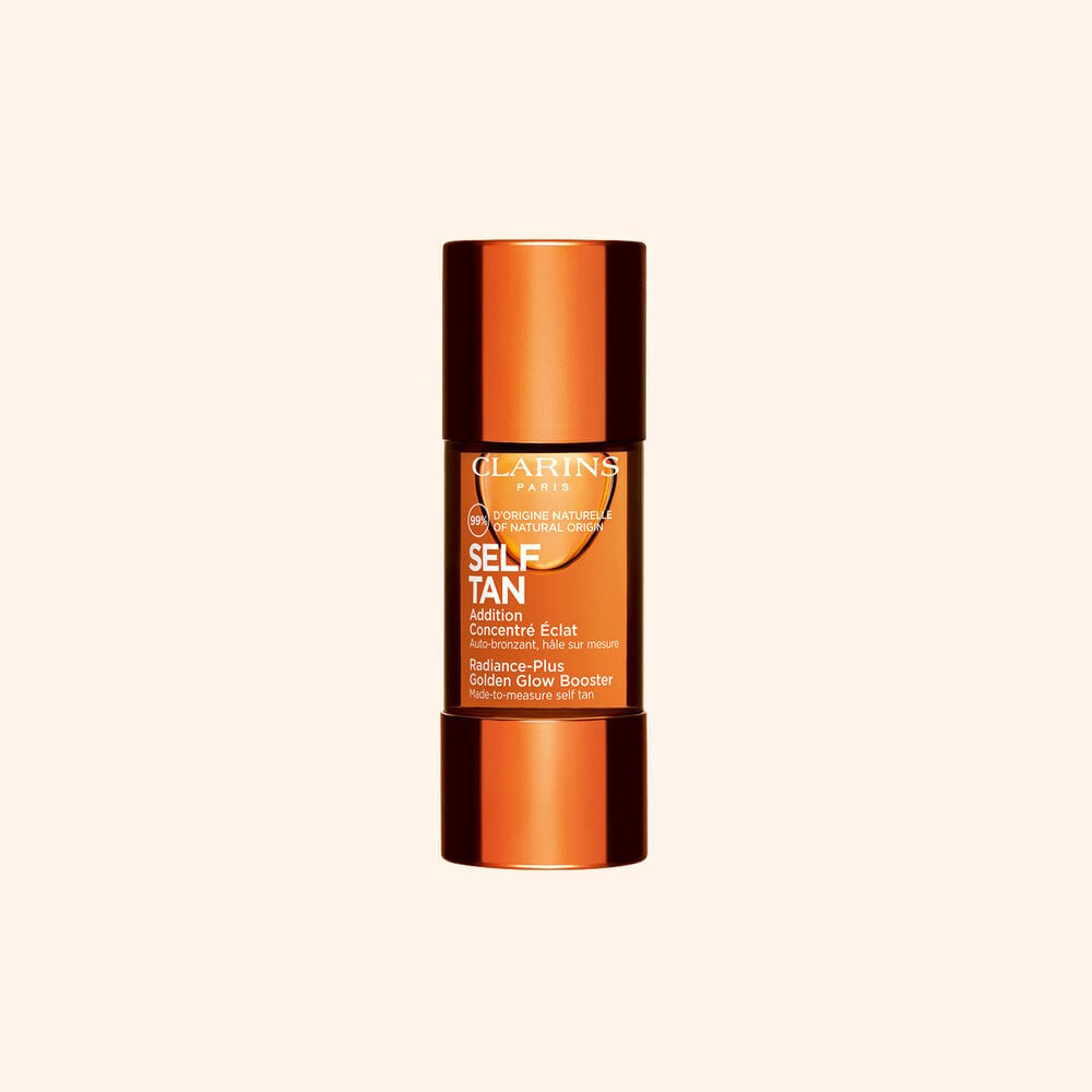 Flacon de l&rsquo;autobronzant concentr&eacute; &eacute;clat de Clarins sur fond beige pour une routine de soin offrant une peau lumineuse et h&acirc;l&eacute;e.