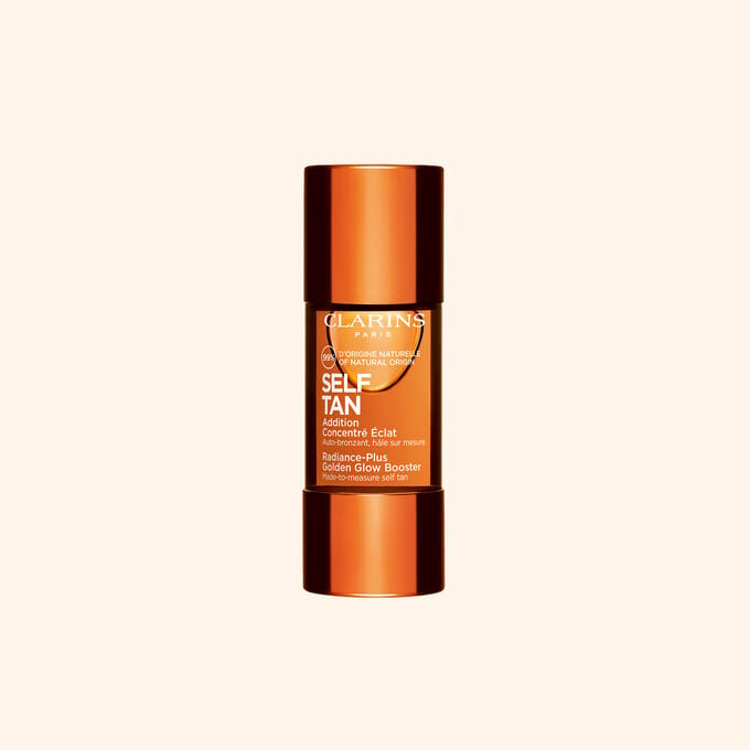 Flacon de l&rsquo;autobronzant concentr&eacute; &eacute;clat de Clarins sur fond beige pour une routine de soin offrant une peau lumineuse et h&acirc;l&eacute;e.