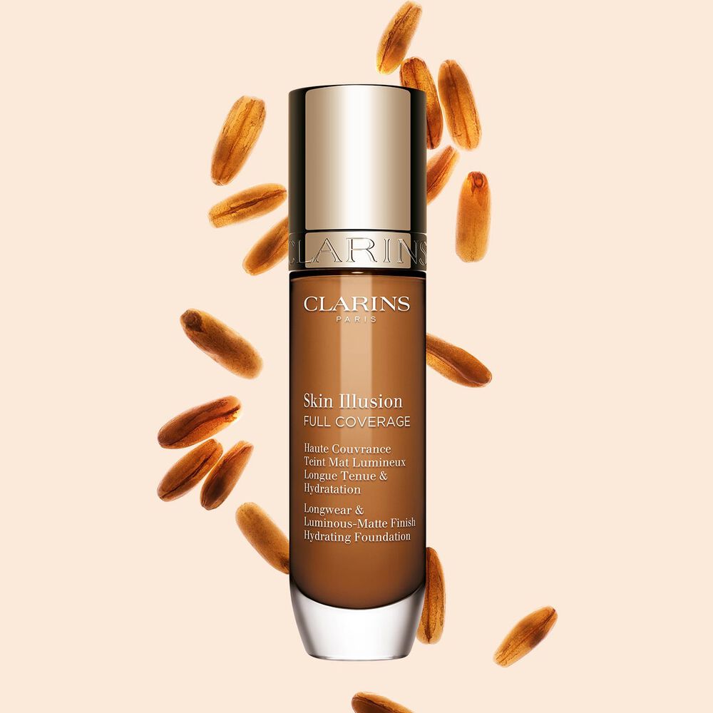 Skin Illusion Couvrance Totale Clarins présente son design épuré et son emballage éclatant, le fond de teint idéal pour un teint parfait et naturel.