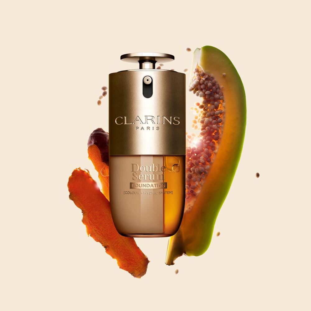 Plan produit du Fond de teint Double Serum de Clarins disponible pour toutes les carnations, au curcuma et &agrave; la papa&iuml;ne comme ingr&eacute;dients cl&eacute;s 