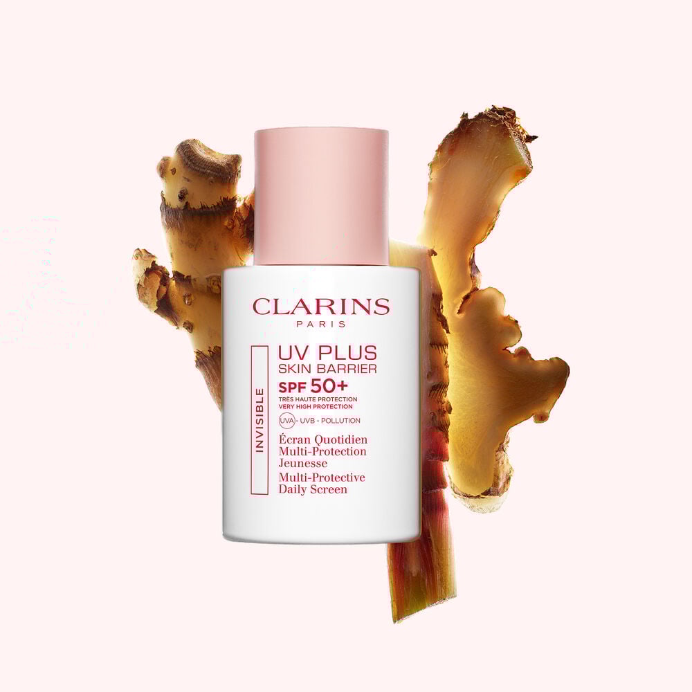 Plan produit de l&rsquo;&eacute;cran solaire Clarins UV Plus Daily Screen devant des tranches de gingembre, soulignant son ingr&eacute;dient naturel cl&eacute;.