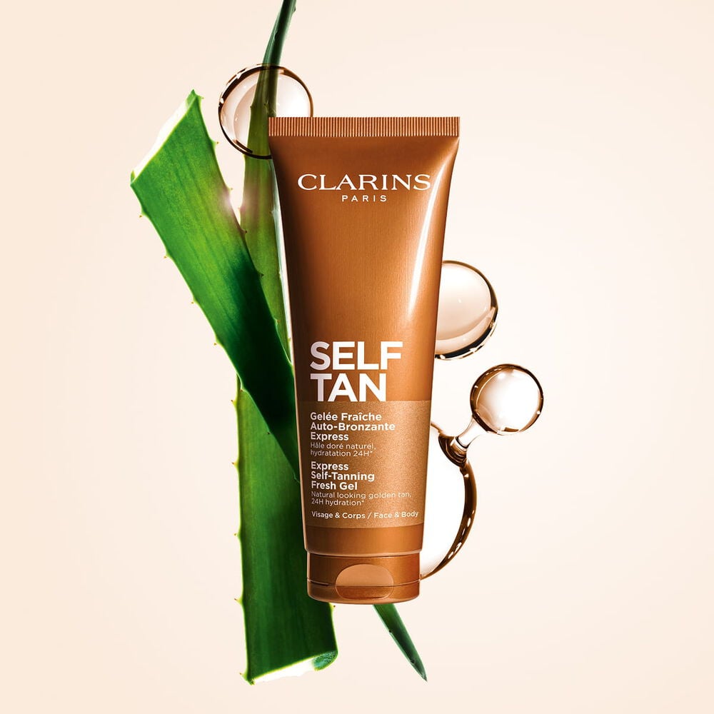 Plan produit de la Gel&eacute;e Fra&icirc;che Auto-bronzante Express de Clarins avec aloe vera, DHA et mol&eacute;cules d&rsquo;&eacute;rythrulose illustrant ses deux ingr&eacute;dients cl&eacute;s pour le bronzage.