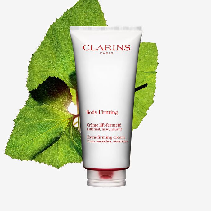 Cr&egrave;me Body Firming Clarins &agrave; base d&rsquo;extraits de plantes bio pour lisser et raffermir visiblement votre corps pour une silhouette sculpt&eacute;e.