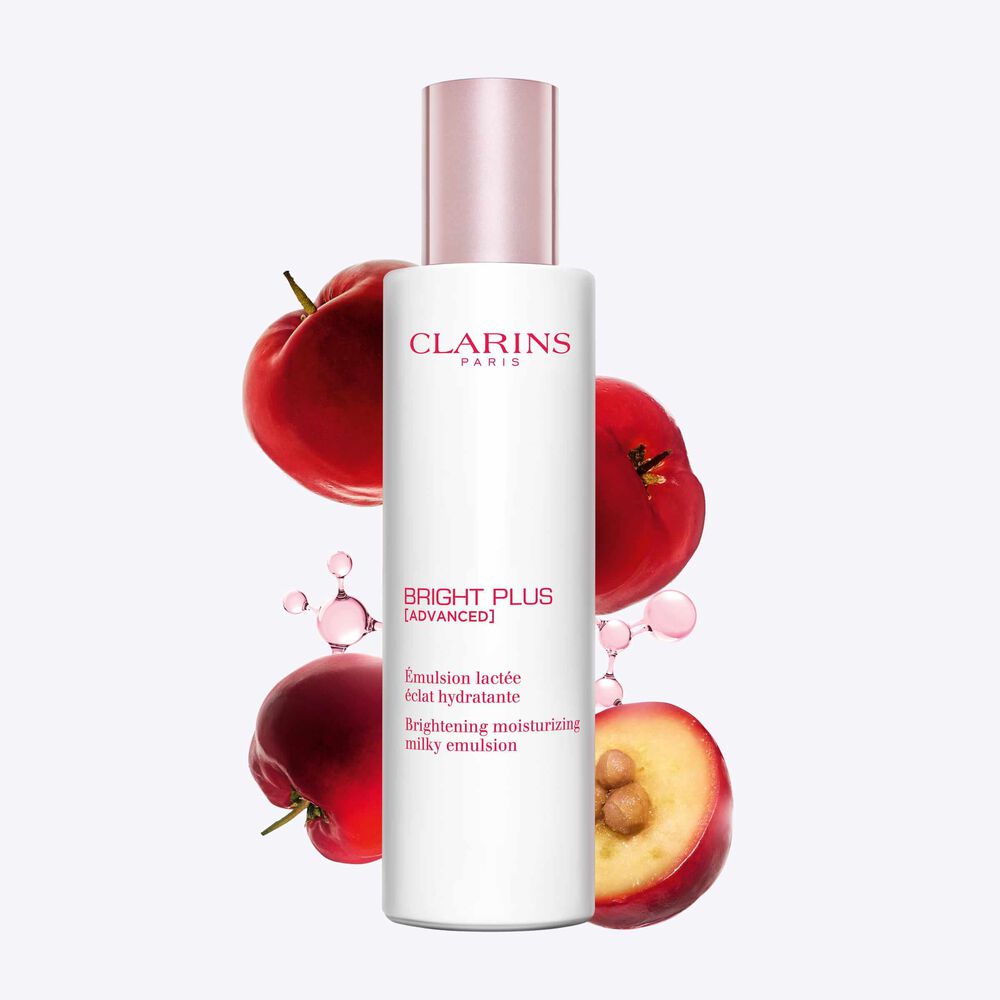Plan produit de l&rsquo;&Eacute;mulsion Bright Plus de Clarins, avec de l'ac&eacute;rola et des mol&eacute;cules de niacinamide, illustrant les ingr&eacute;dients cl&eacute;s pour l&rsquo;&eacute;clat.