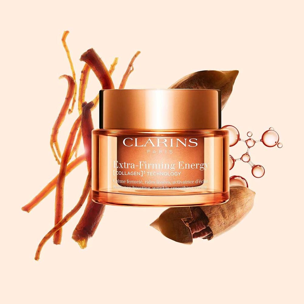 Plan produit de la cr&egrave;me Extra-Firming Energy de Clarins &agrave; c&ocirc;t&eacute; de ginseng rouge, d&rsquo;une mol&eacute;cule de collag&egrave;ne et de mitracarpus sur fond beige