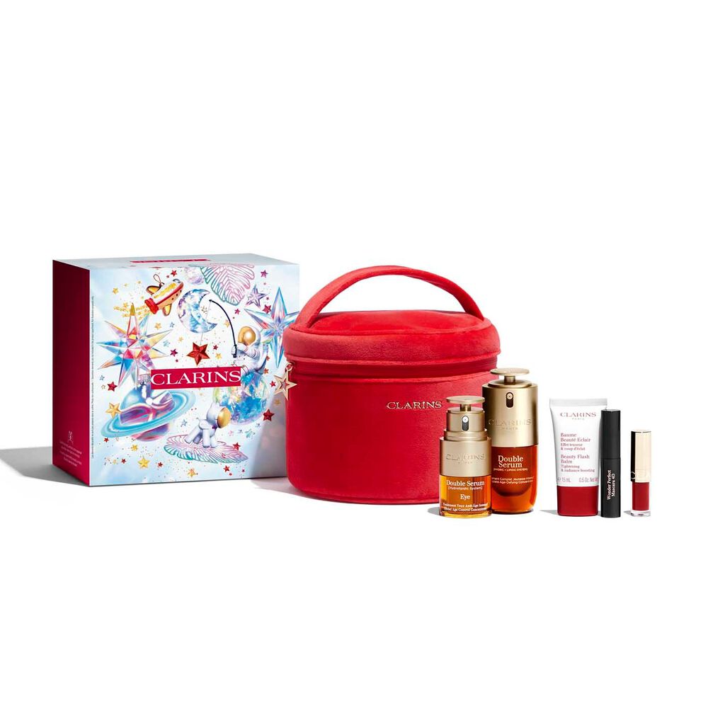 Plan produit du coffret cadeau Double Serum pour les fêtes de fin d'année de Clarins : Inclut des produits pour le visage et pour les yeux dans une boîte cadeau, avec un sac à maquillage.