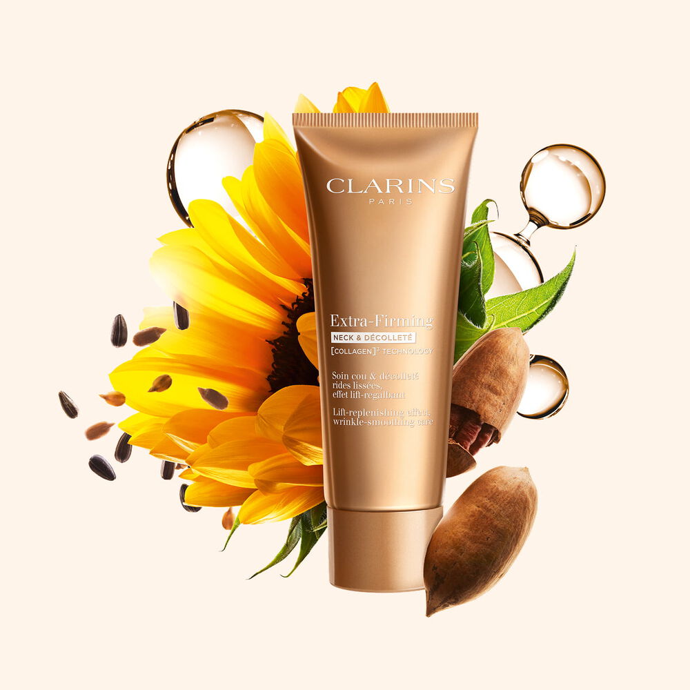Plan produit de la Cr&egrave;me Firming Neck & D&eacute;collet&eacute; Clarins entour&eacute;e de collag&egrave;ne, noix de p&eacute;can et tournesol pour mettre en valeur ses ingr&eacute;dients cl&eacute;s.
