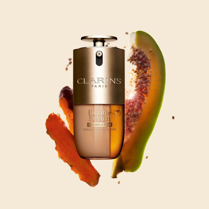 Plan produit du Fond de teint Double Serum de Clarins disponible pour toutes les carnations, au curcuma et &agrave; la papa&iuml;ne comme ingr&eacute;dients cl&eacute;s 