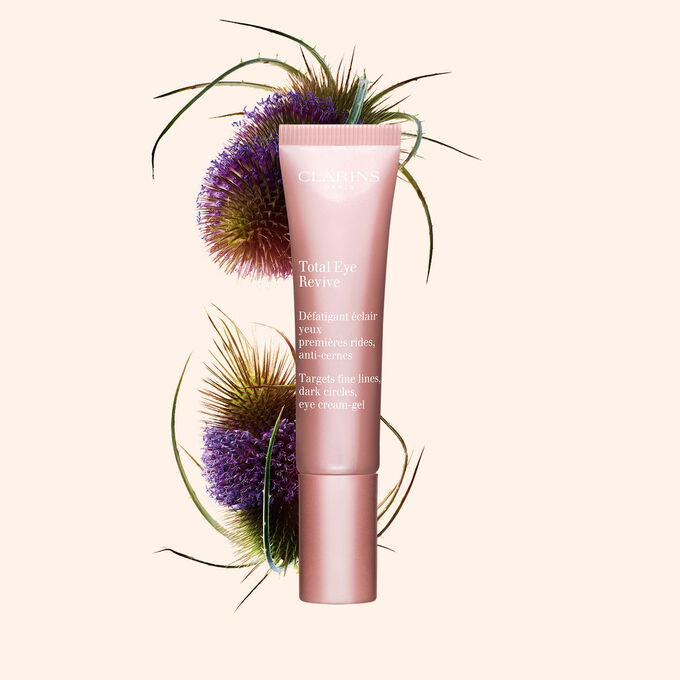 Cr&egrave;me contour des yeux Clarins &agrave; base de caf&eacute;ine v&eacute;g&eacute;tale pour cibler les cernes, r&eacute;duire les poches et lisser le contour des yeux.