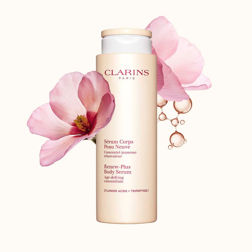 Plan produit du Sérum Corps Peau Neuve de Clarins à côté de fleurs et de molécules de collagène sur fond beige clair.