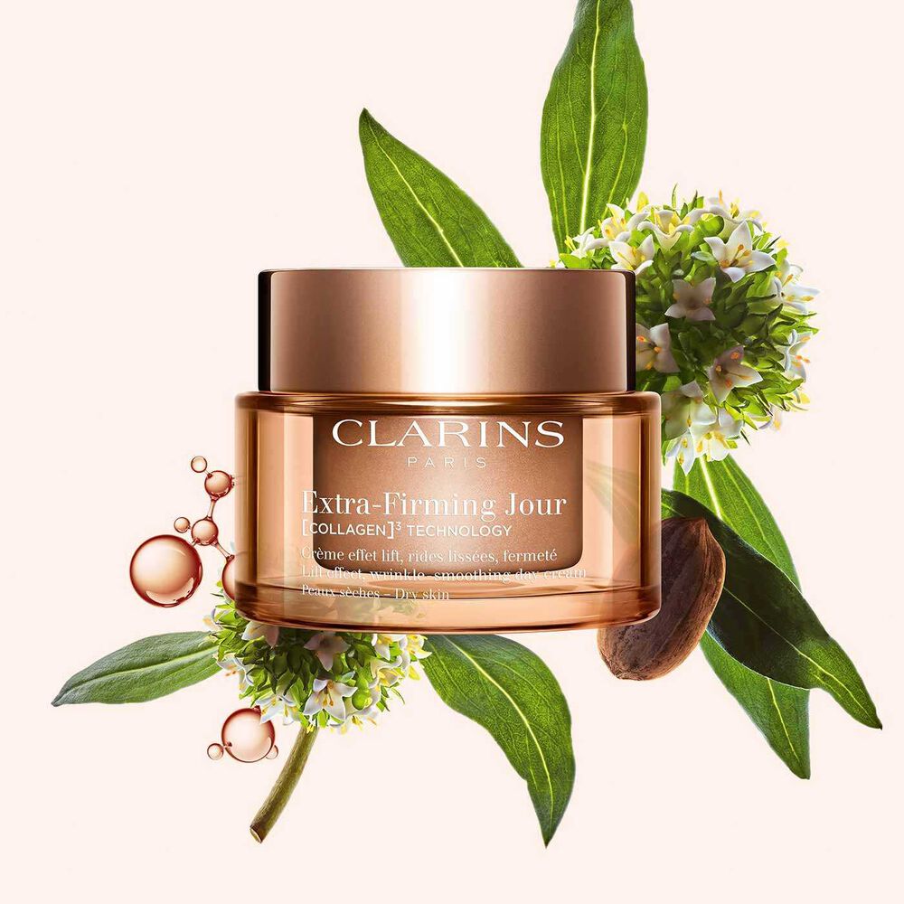 Plan produit de la Crème Extra-Firming Jour de Clarins pour les peaux sèches, avec mitracarpus, graine de pécan et molécule de collagène