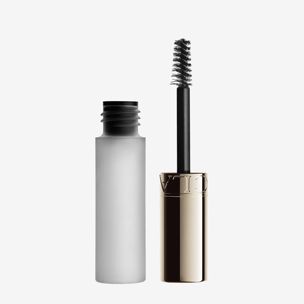 Plan produit du gel &agrave; sourcils Clarins transparent, pour sculpter, lifter et fixer les sourcils et offrir une tenue naturelle et pr&eacute;cise longue dur&eacute;e.