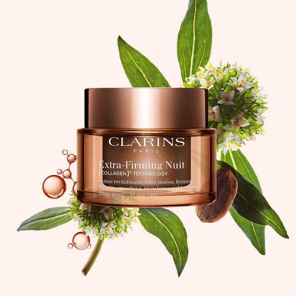 Plan produit de la Crème Extra-Firming Nuit de Clarins pour tous les types de peau, avec mitracarpus, graine de pécan et molécule de collagène