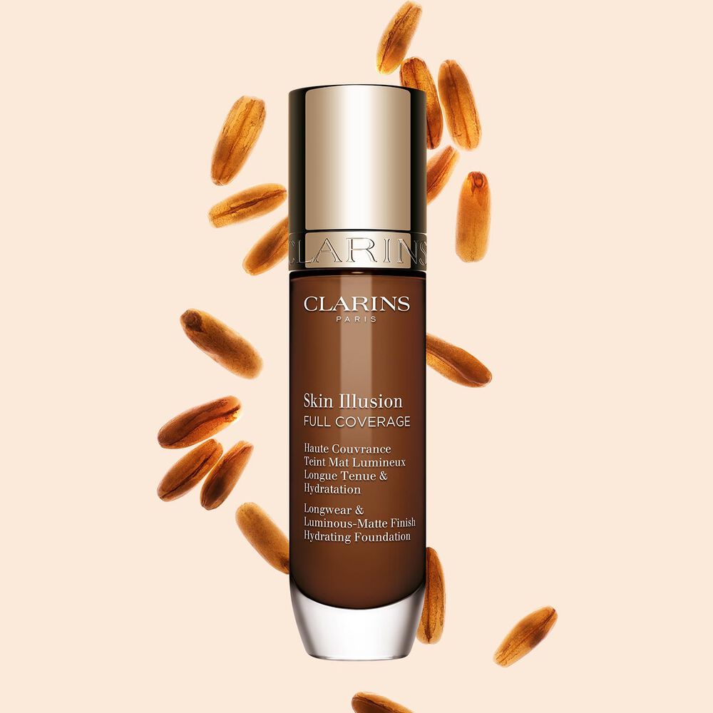 Skin Illusion Couvrance Totale Clarins présente son design épuré et son emballage éclatant, le fond de teint idéal pour un teint parfait et naturel.