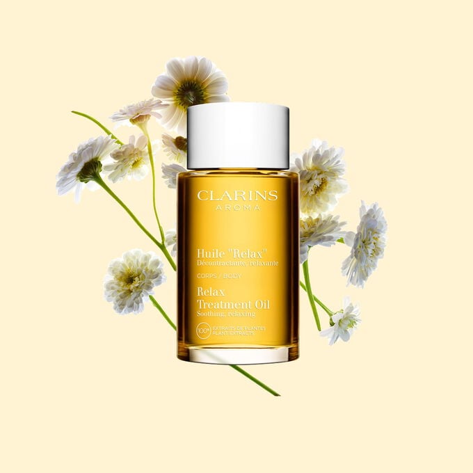 Huile "Relax" Clarins avec des extraits de plantes 100 % purs pour apaiser le stress et favoriser une sensation de bien-&ecirc;tre.