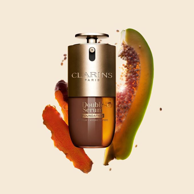 Plan produit du Fond de teint Double Serum de Clarins disponible pour toutes les carnations, au curcuma et &agrave; la papa&iuml;ne comme ingr&eacute;dients cl&eacute;s 