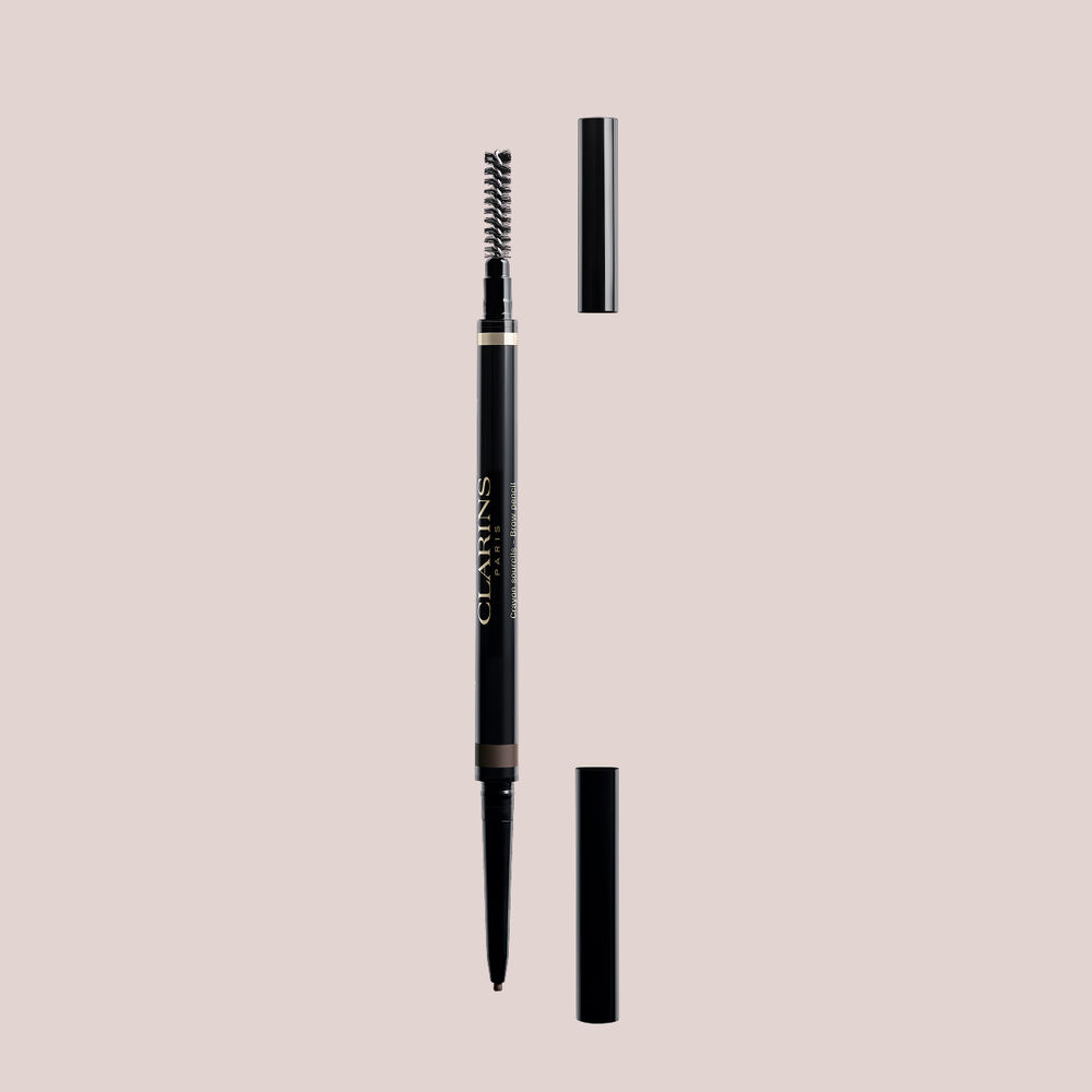 Plan produit du crayon &agrave; sourcils 2-en-1 Clarins en Dark Brown avec brosse int&eacute;gr&eacute;e et embout ultra-fin r&eacute;tractable pour des sourcils naturels et intenses.
