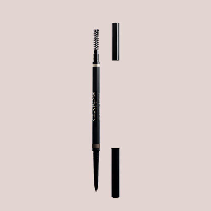 Plan produit du crayon &agrave; sourcils 2-en-1 Clarins en Dark Brown avec brosse int&eacute;gr&eacute;e et embout ultra-fin r&eacute;tractable pour des sourcils naturels et intenses.
