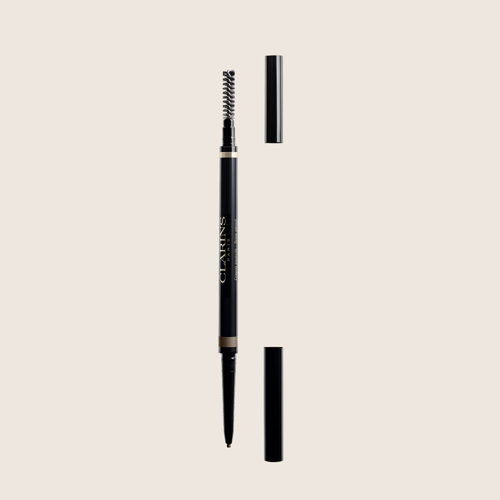 Plan produit du crayon &agrave; sourcils 2-en-1 Clarins en Light Brown avec brosse int&eacute;gr&eacute;e et embout ultra-fin r&eacute;tractable pour des sourcils naturels.
