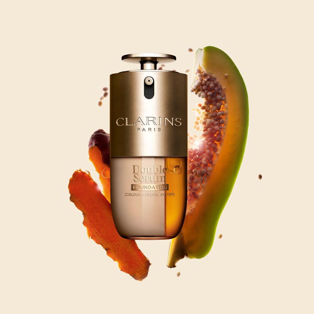 Plan produit du Fond de teint Double Serum de Clarins disponible pour toutes les carnations, au curcuma et &agrave; la papa&iuml;ne comme ingr&eacute;dients cl&eacute;s 