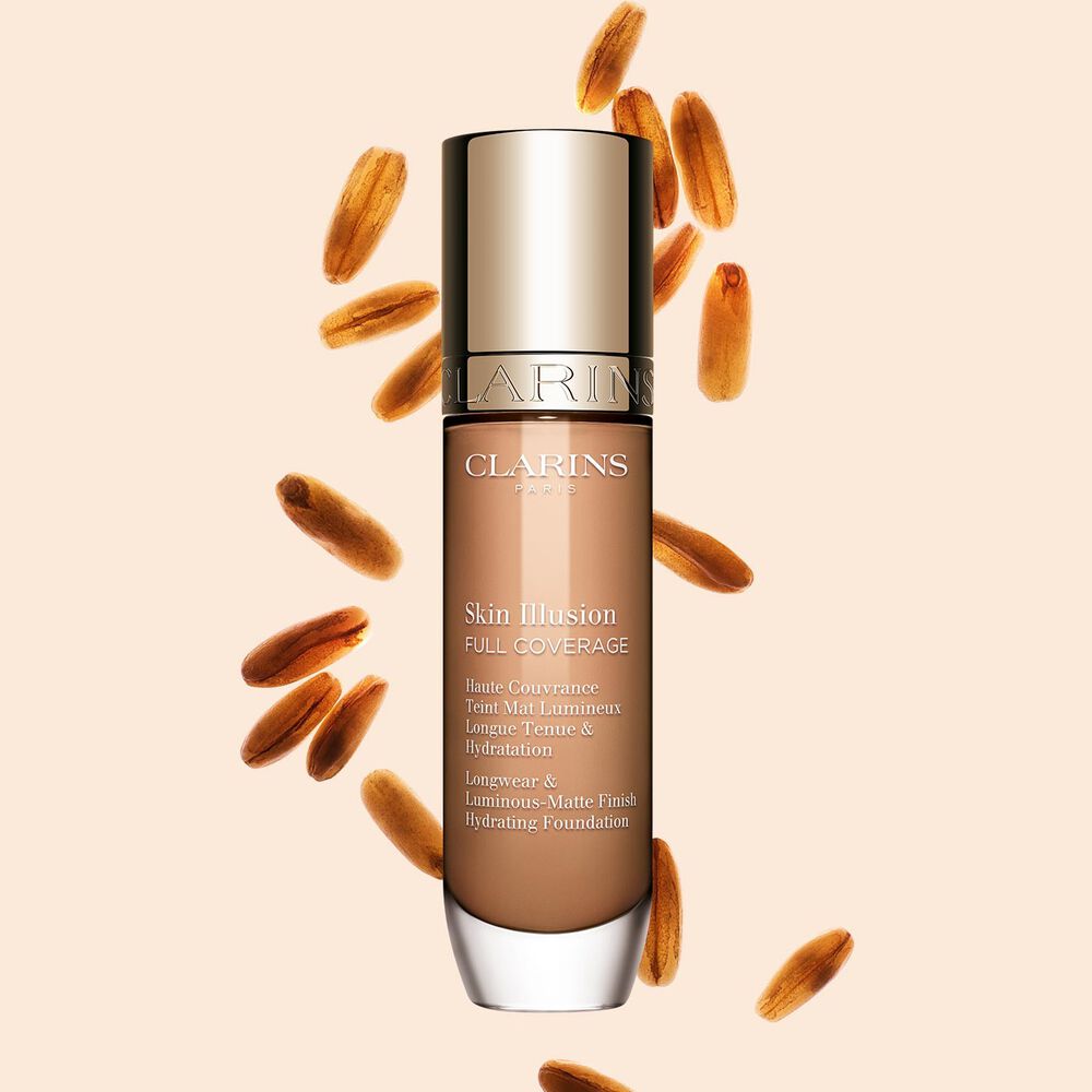 Skin Illusion Couvrance Totale Clarins présente son design épuré et son emballage éclatant, le fond de teint idéal pour un teint parfait et naturel.