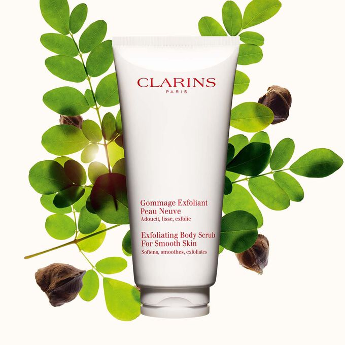 Plan produit du Gommage Exfoliant Peau Neuve de Clarins plac&eacute; &agrave; c&ocirc;t&eacute; de noix de moringa sur fond beige clair