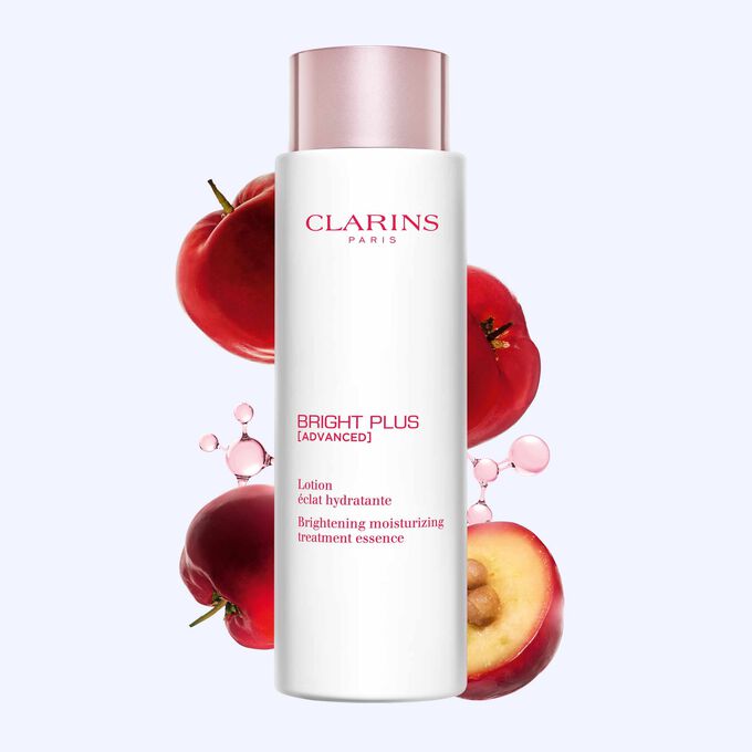 Plan produit de la Lotion &eacute;clat hydratante de Clarins devant de l'ac&eacute;rola et des mol&eacute;cules de niacinamide, illustrant les ingr&eacute;dients cl&eacute;s.