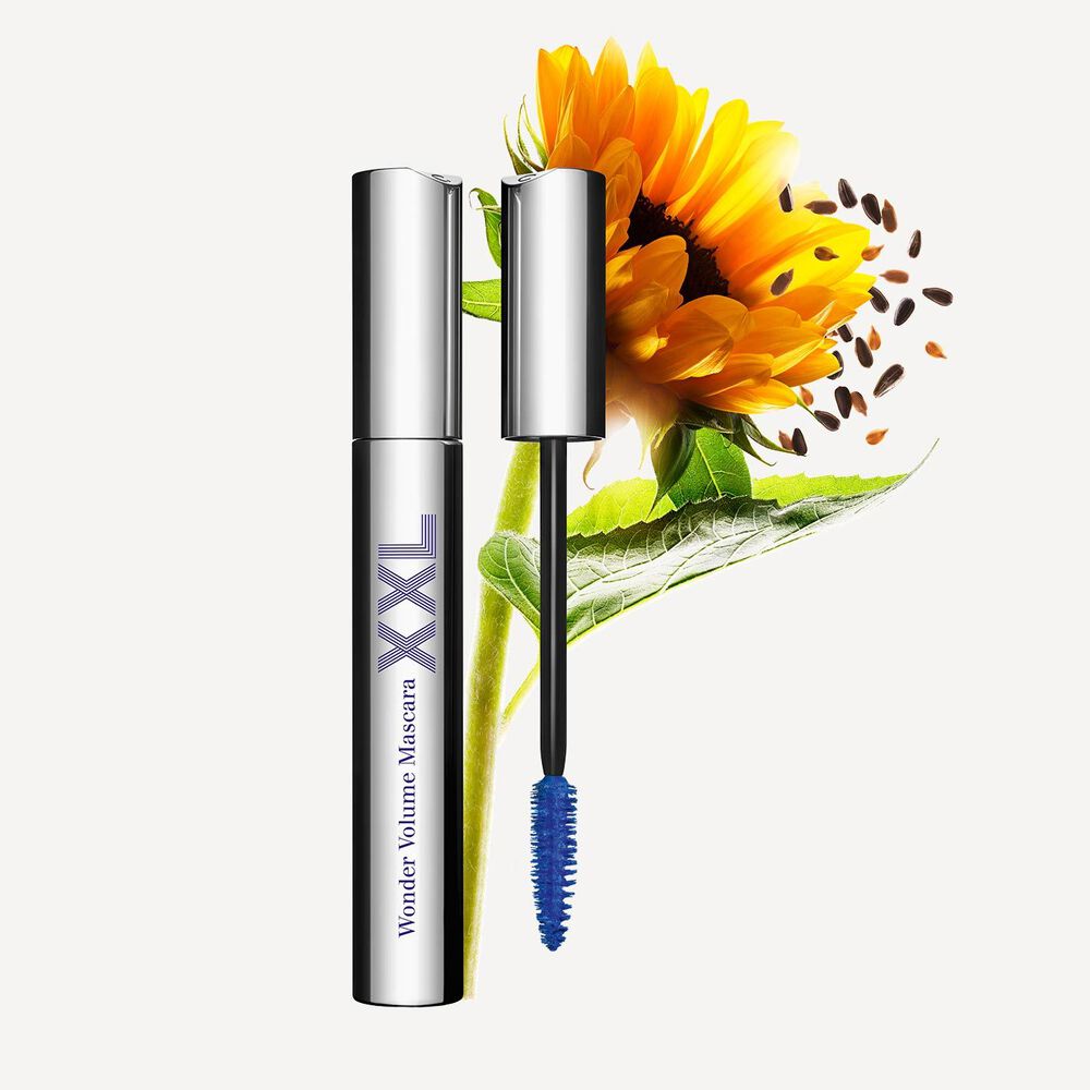 Plan produit du mascara volumateur Blue Volumizing XXL à côté d’un tournesol sur fond gris clair