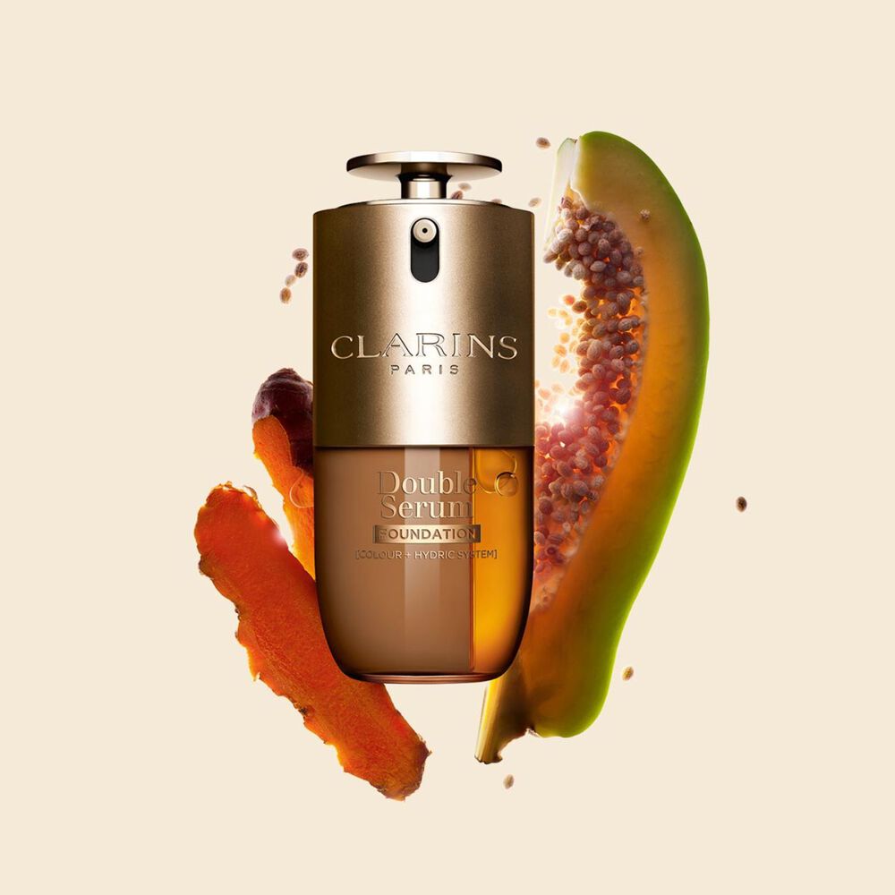 Plan produit du Fond de teint Double Serum de Clarins disponible pour toutes les carnations, au curcuma et &agrave; la papa&iuml;ne comme ingr&eacute;dients cl&eacute;s 