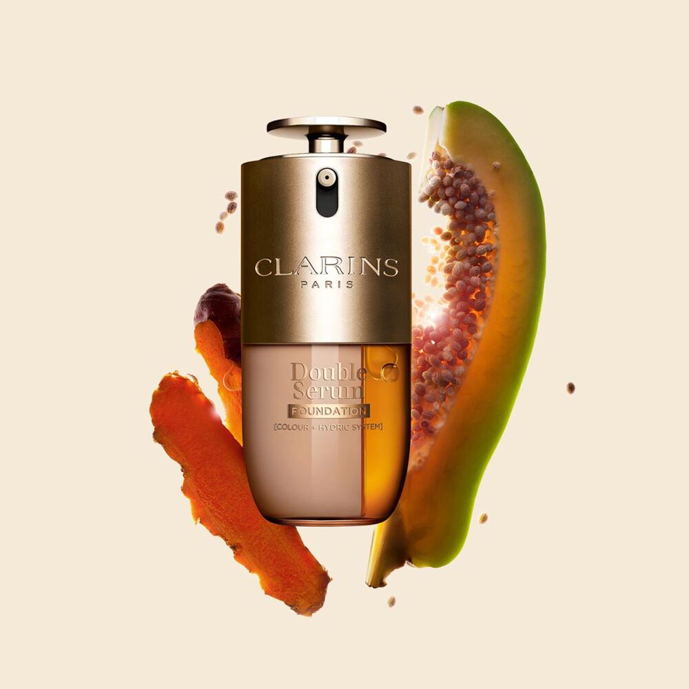 Plan produit du Fond de teint Double Serum de Clarins disponible pour toutes les carnations, au curcuma et &agrave; la papa&iuml;ne comme ingr&eacute;dients cl&eacute;s 