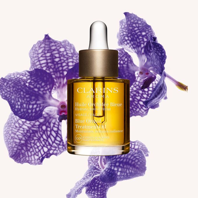 Huile Orchid&eacute;e Bleue Clarins avec 100 % d&rsquo;extraits v&eacute;g&eacute;taux purs et de l&rsquo;huile de noisette pour nourrir en profondeur les peaux d&eacute;shydrat&eacute;es.