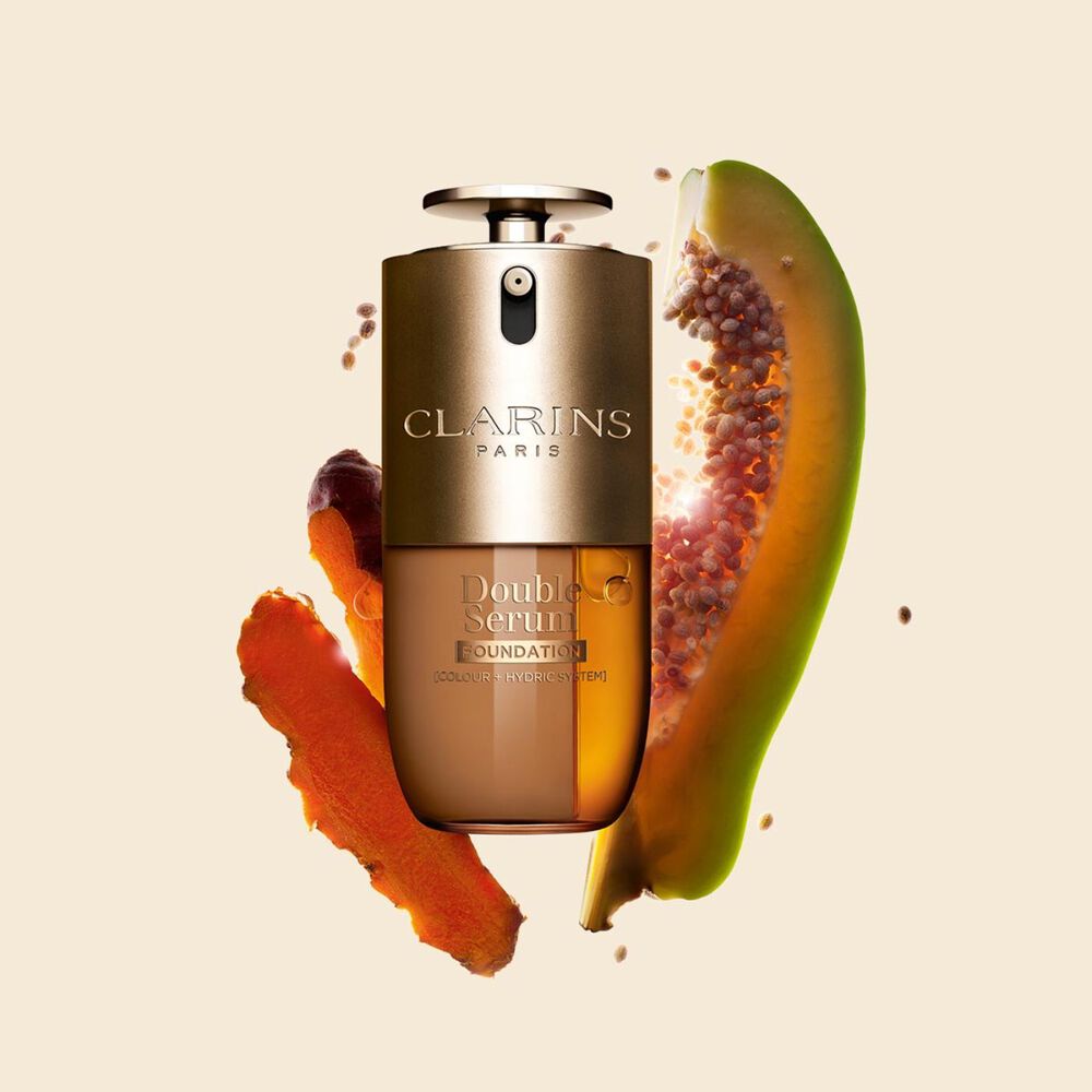 Plan produit du Fond de teint Double Serum de Clarins disponible pour toutes les carnations, au curcuma et &agrave; la papa&iuml;ne comme ingr&eacute;dients cl&eacute;s 