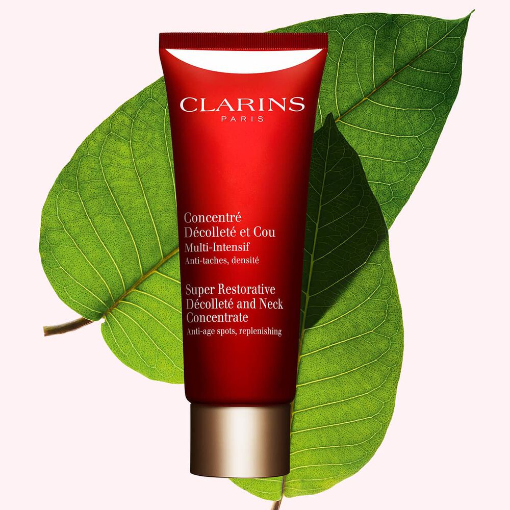 Le Concentr&eacute; D&eacute;collet&eacute; et Cou Multi-Intensif de Clarins permet de r&eacute;duire les taches et les rides profondes pour une peau lisse.