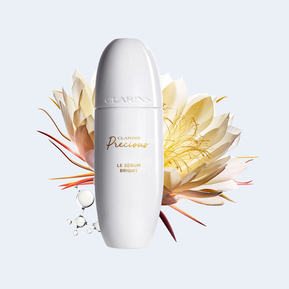 Plan produit du S&eacute;rum Bright Clarins Precious, entour&eacute; de reine de la nuit et de mol&eacute;cules de peptide, ingr&eacute;dients cl&eacute;s pour l&rsquo;&eacute;clat.
